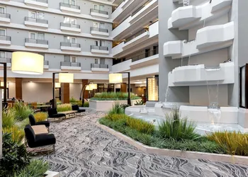 DoubleTree by Hilton Davenport hotel thumbnail 2