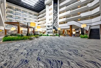 DoubleTree by Hilton Davenport hotel thumbnail 3