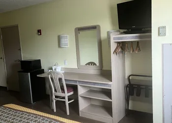 Howard Johnson by Wyndham Clarksville Tennessee hotel thumbnail 2