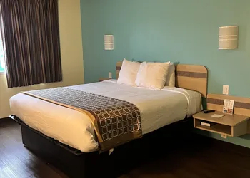 Howard Johnson by Wyndham Clarksville Tennessee hotel thumbnail 3