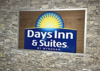 Days Inn & Suites by Wyndham Williamsburg IA North hotel thumbnail 4