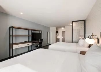 Everhome Suites Corona hotel thumbnail 6