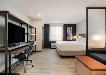 Everhome Suites Corona hotel thumbnail 8