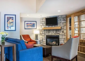 Comfort Inn & Suites Sturbridge - Brimfield hotel thumbnail 4