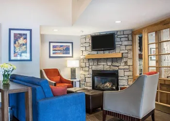 Comfort Inn & Suites Sturbridge - Brimfield hotel thumbnail 4