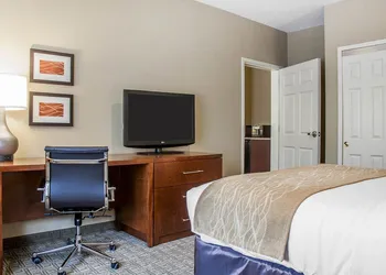 Comfort Inn & Suites Sturbridge - Brimfield hotel thumbnail 5