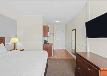 Elk Island Studios – Lamont hotel thumbnail 4