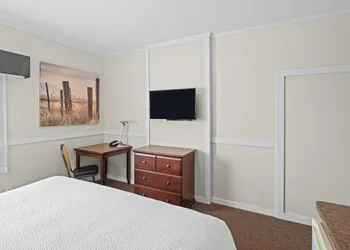 Elk Island Studios – Lamont hotel thumbnail 7