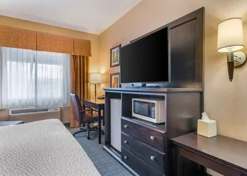 Clarion Pointe Medford hotel thumbnail 8