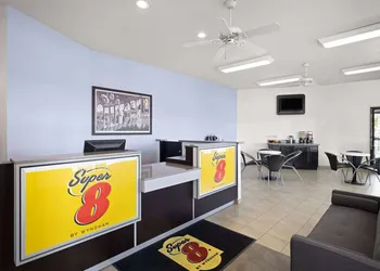 Super 8 by Wyndham Dunnigan hotel thumbnail 2