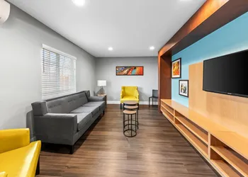 MainStay Suites Cincinnati Blue Ash hotel thumbnail 4