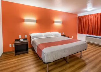 Motel 6 Arlington, TX - UTA hotel thumbnail 7