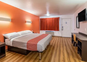 Motel 6 Arlington, TX - UTA hotel thumbnail 8