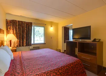 I-80 Inn & Suites hotel thumbnail 6