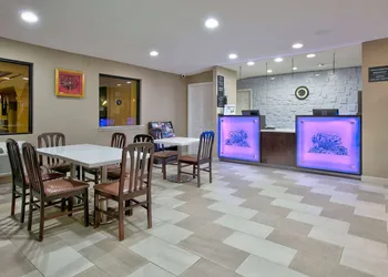 Super 8 by Wyndham Palestine hotel thumbnail 2