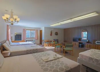 Love Hotels Tomahawk by OYO at Lake Mohawksin WI hotel thumbnail 6