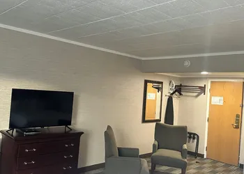 Finger Lakes Inn & Suites hotel thumbnail 5
