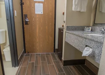 Clarion Pointe Racine - Mount Pleasant hotel thumbnail 4
