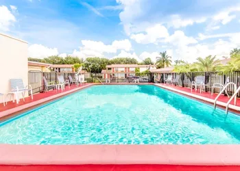 Econo Lodge Inn & Suites Florida City hotel thumbnail 5