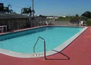 Econo Lodge Inn & Suites Florida City hotel thumbnail 6