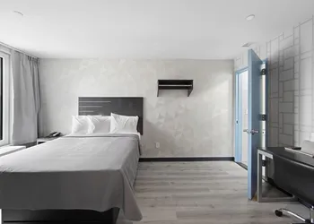 Hotel 365 Bronx hotel thumbnail 6