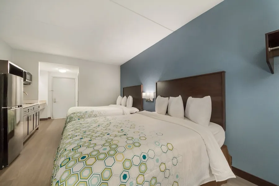 HomeTowne Studios by Red Roof San Antonio - Seaworld/Northwest hotel detail image 6