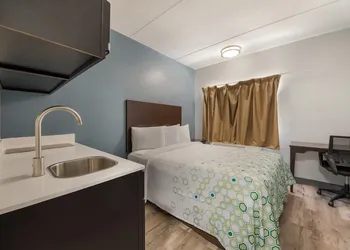 HomeTowne Studios by Red Roof San Antonio - Seaworld/Northwest hotel thumbnail 8