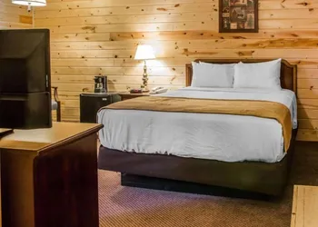 Mackinac Lodge hotel thumbnail 7