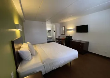 SkyLight Inn Cleveland - Willoughby hotel thumbnail 3