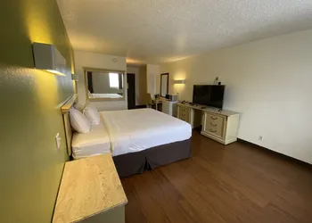 SkyLight Inn Cleveland - Willoughby hotel thumbnail 4