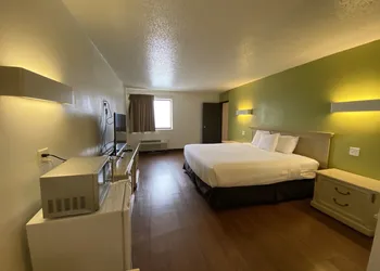 SkyLight Inn Cleveland - Willoughby hotel thumbnail 5