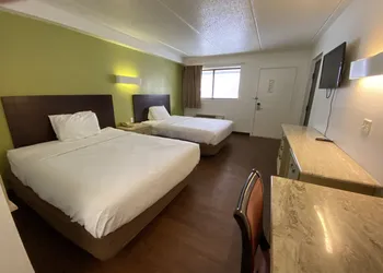 SkyLight Inn Cleveland - Willoughby hotel thumbnail 8