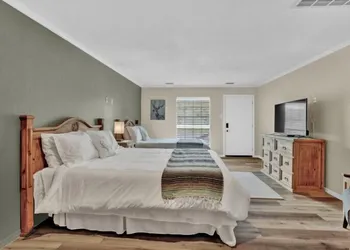 Maven's Inn & Grill hotel thumbnail 4