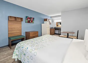 HomeTowne Studios by Red Roof San Antonio E - Frost Bank Center hotel thumbnail 4