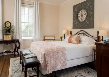 Magnolia Manor and Chapel hotel thumbnail 8