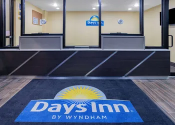 Days Inn by Wyndham Bronx NYC hotel thumbnail 2