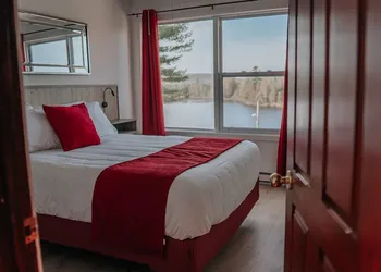 Auberge Lac du Pin Rouge hotel thumbnail 2