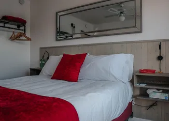 Auberge Lac du Pin Rouge hotel thumbnail 3