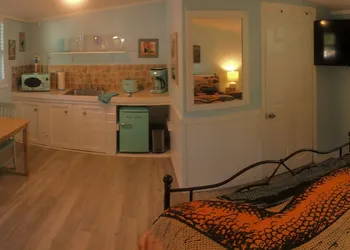 Neptune's Grotto Waterfront Retreat hotel thumbnail 2