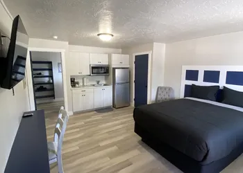 CB&M Executive Suites hotel thumbnail 3