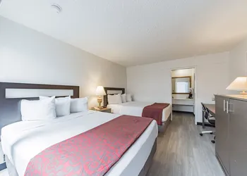 MC Pacific Inn & Suites hotel thumbnail 5