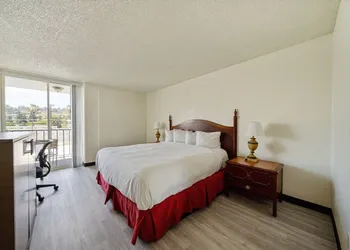 MC Pacific Inn & Suites hotel thumbnail 6