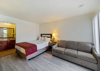 MC Pacific Inn & Suites hotel thumbnail 7