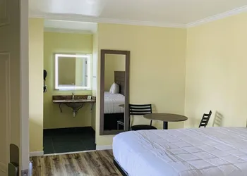 Central Coast Inn hotel thumbnail 5