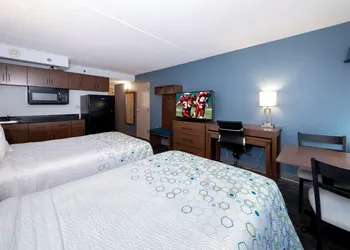 HomeTowne Studios by Red Roof Wilmington - New Castle hotel thumbnail 8