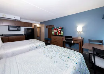 HomeTowne Studios by Red Roof Wilmington - New Castle hotel thumbnail 8
