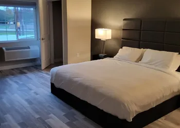 Red Fox Inn and Suites hotel thumbnail 4