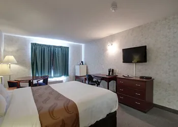 Ramada by Wyndham Nisku Edmonton Airport hotel thumbnail 2