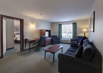 Ramada by Wyndham Nisku Edmonton Airport hotel thumbnail 6