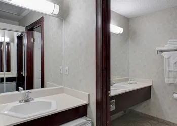 Ramada by Wyndham Nisku Edmonton Airport hotel thumbnail 7
